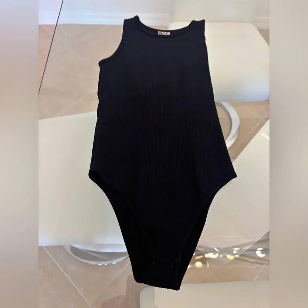 Black bodysuit is two snaps on the bottom very stretchy ❤️